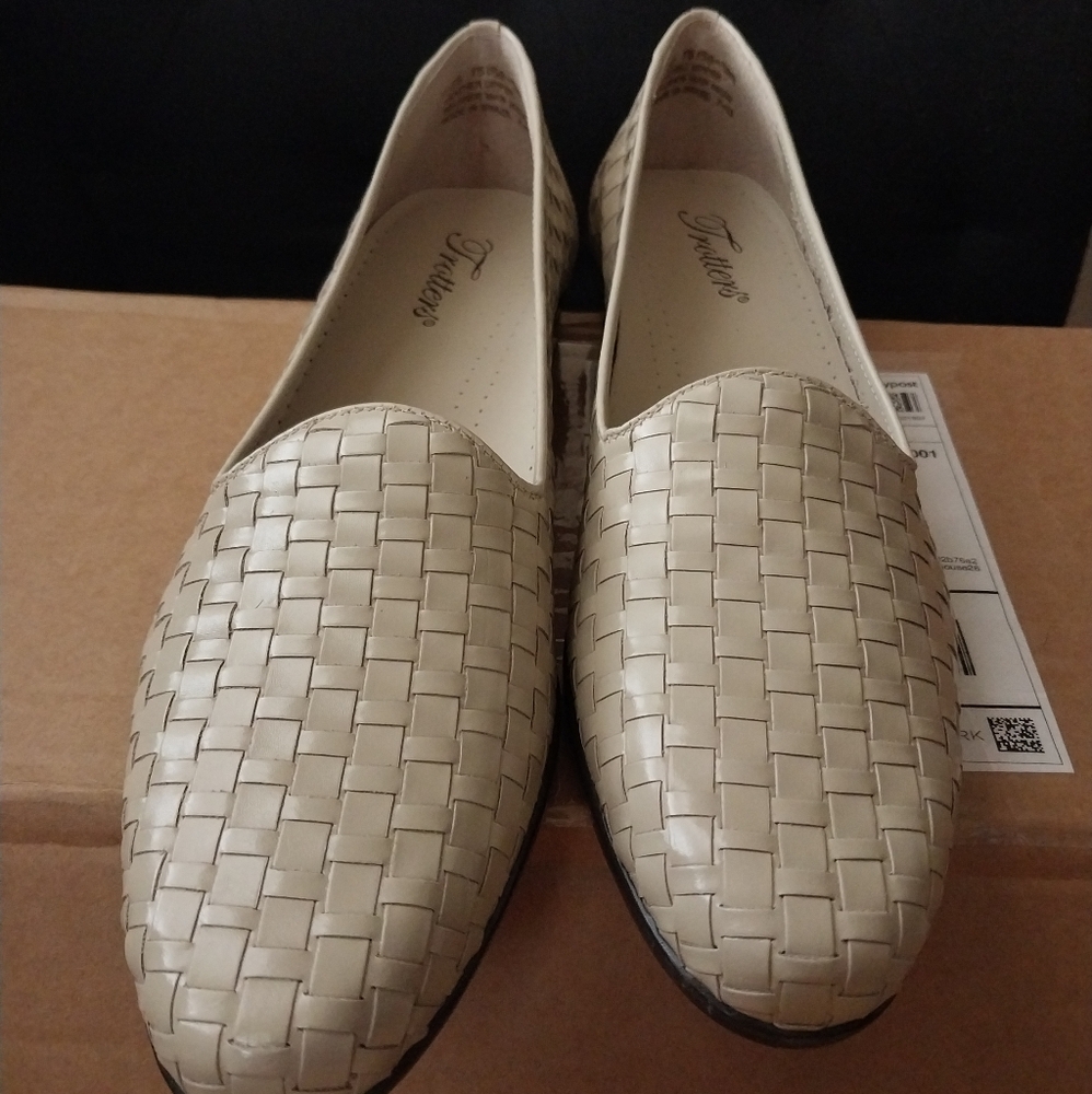 ☀️SALE☀️ TROTTERS LIZ Basketweave Leather Flats in Bone Color